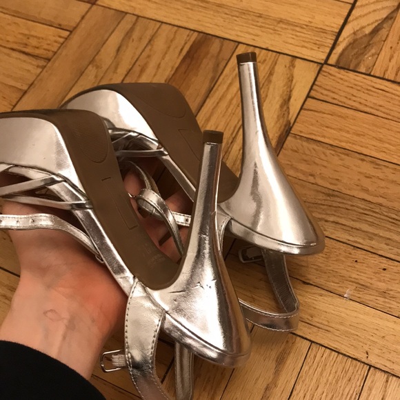 Silver heels - Picture 4 of 4
